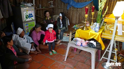 Khơi nước ruộng rau chạy bão, cha chết bỏ lại 3 con nhỏ - Ảnh 1. Khơi nước ruộng rau chạy bão, cha chết bỏ lại 3 con nhỏ - Ảnh 1.