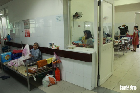 Tăng gấp đôi giường vẫn không đủ chỗ cho bệnh nhân sốt xuất huyết - Ảnh 7. Tăng gấp đôi giường vẫn không đủ chỗ cho bệnh nhân sốt xuất huyết - Ảnh 7.