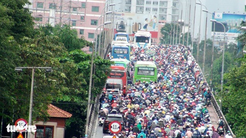 Kẹt xe kinh hoàng trên cầu Bình Triệu - Ảnh 3. Kẹt xe kinh hoàng trên cầu Bình Triệu - Ảnh 3.