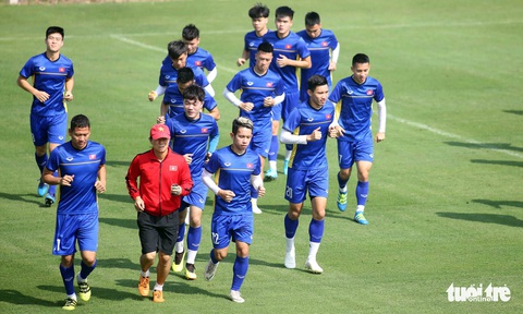 Ông Park nói chuyện riêng với Tiến Linh, Đức Huy trên sân tập sáng 26-11 - Ảnh 2. Ông Park nói chuyện riêng với Tiến Linh, Đức Huy trên sân tập sáng 26-11 - Ảnh 2.