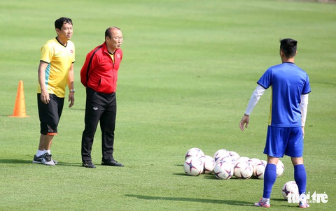 Ông Park nói chuyện riêng với Tiến Linh, Đức Huy trên sân tập sáng 26-11 - Ảnh 4. Ông Park nói chuyện riêng với Tiến Linh, Đức Huy trên sân tập sáng 26-11 - Ảnh 4.