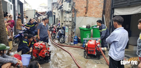 Hàng trăm xe máy ngập sâu trong tầng hầm căn hộ cho thuê - Ảnh 4. Hàng trăm xe máy ngập sâu trong tầng hầm căn hộ cho thuê - Ảnh 4.