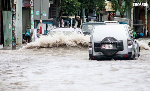 Nhiều đường TP.HCM ngập nặng từ đêm đến trưa - Ảnh 14. Nhiều đường TP.HCM ngập nặng từ đêm đến trưa - Ảnh 14.