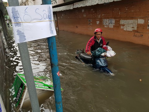 Người Sài Gòn đêm ngủ lang, sáng xếp hàng dài chờ sửa xe máy - Ảnh 1. Người Sài Gòn đêm ngủ lang, sáng xếp hàng dài chờ sửa xe máy - Ảnh 1.