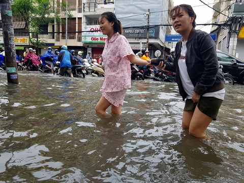 Người Sài Gòn đêm ngủ lang, sáng xếp hàng dài chờ sửa xe máy - Ảnh 4. Người Sài Gòn đêm ngủ lang, sáng xếp hàng dài chờ sửa xe máy - Ảnh 4.