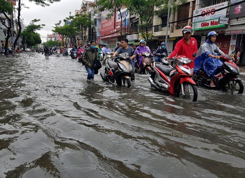 Người Sài Gòn đêm ngủ lang, sáng xếp hàng dài chờ sửa xe máy - Ảnh 5. Người Sài Gòn đêm ngủ lang, sáng xếp hàng dài chờ sửa xe máy - Ảnh 5.