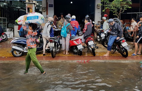 Người Sài Gòn đêm ngủ lang, sáng xếp hàng dài chờ sửa xe máy - Ảnh 3. Người Sài Gòn đêm ngủ lang, sáng xếp hàng dài chờ sửa xe máy - Ảnh 3.
