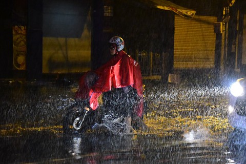Người Sài Gòn chưa hết bàng hoàng sau đêm trắng đại hồng thủy - Ảnh 1. Người Sài Gòn chưa hết bàng hoàng sau đêm trắng đại hồng thủy - Ảnh 1.
