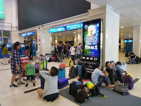 Hành khách trải áo mưa ngủ qua đêm chờ bay ở Tân Sơn Nhất - Ảnh 5. Hành khách trải áo mưa ngủ qua đêm chờ bay ở Tân Sơn Nhất - Ảnh 5.