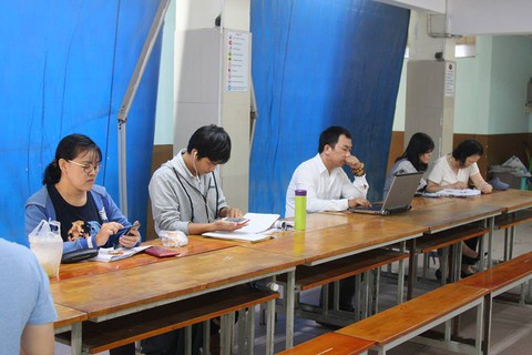 Đại học ở Sài Gòn nơi hoãn thi, nơi học bình thường - Ảnh 1. Đại học ở Sài Gòn nơi hoãn thi, nơi học bình thường - Ảnh 1.