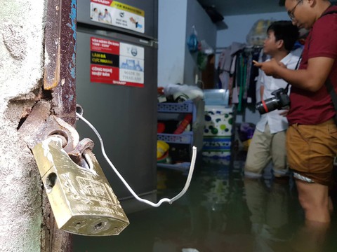 Cả xóm trọ ở Thảo Điền xin nghỉ việc vì nhà ngập nặng - Ảnh 9. Cả xóm trọ ở Thảo Điền xin nghỉ việc vì nhà ngập nặng - Ảnh 9.