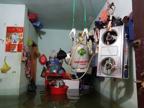 Cả xóm trọ ở Thảo Điền xin nghỉ việc vì nhà ngập nặng - Ảnh 11. Cả xóm trọ ở Thảo Điền xin nghỉ việc vì nhà ngập nặng - Ảnh 11.