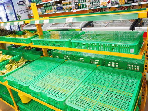 Thực phẩm ở Sài Gòn sau mưa bão: chỗ kịp rót đầy, nơi vẫn sạch trơn - Ảnh 2. Thực phẩm ở Sài Gòn sau mưa bão: chỗ kịp rót đầy, nơi vẫn sạch trơn - Ảnh 2.