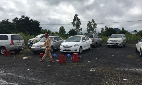 Bắt ổ đánh bạc lớn nhất Phú Yên, tạm giữ 30 ôtô - Ảnh 2. Bắt ổ đánh bạc lớn nhất Phú Yên, tạm giữ 30 ôtô - Ảnh 2.