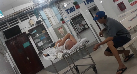 Bác sĩ câu người bệnh ra ngoài phẫu thuật - Ảnh 2. Bác sĩ câu người bệnh ra ngoài phẫu thuật - Ảnh 2.