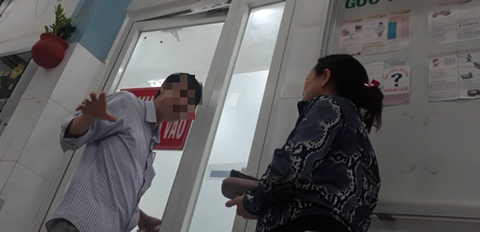 Bác sĩ câu người bệnh ra ngoài phẫu thuật - Ảnh 1. Bác sĩ câu người bệnh ra ngoài phẫu thuật - Ảnh 1.