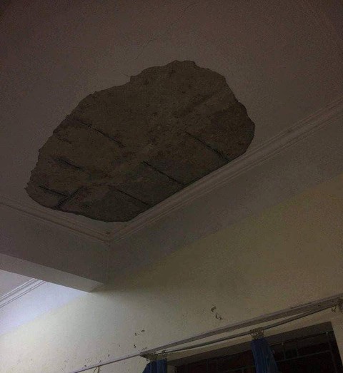 Đang học, vữa trần nhà rớt cả tảng, 3 học trò lớp 1 cấp cứu - Ảnh 2. Đang học, vữa trần nhà rớt cả tảng, 3 học trò lớp 1 cấp cứu - Ảnh 2.
