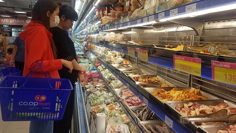 Thực phẩm ở Sài Gòn sau mưa bão: chỗ kịp rót đầy, nơi vẫn sạch trơn - Ảnh 1. Thực phẩm ở Sài Gòn sau mưa bão: chỗ kịp rót đầy, nơi vẫn sạch trơn - Ảnh 1.