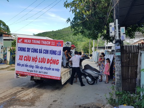 Sửa xe miễn phí cho bà con vùng lũ - Ảnh 2. Sửa xe miễn phí cho bà con vùng lũ - Ảnh 2.