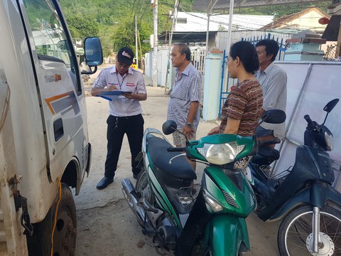 Sửa xe miễn phí cho bà con vùng lũ - Ảnh 3. Sửa xe miễn phí cho bà con vùng lũ - Ảnh 3.