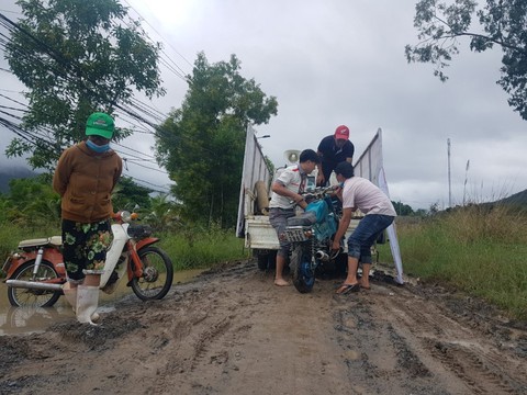 Sửa xe miễn phí cho bà con vùng lũ - Ảnh 1. Sửa xe miễn phí cho bà con vùng lũ - Ảnh 1.