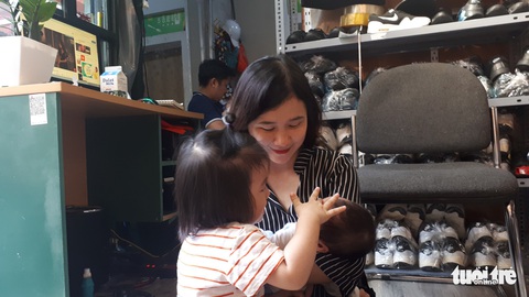 Cứu sống thai nhi: Mẹ sẻ đôi bầu sữa nuôi em bé bị bỏ rơi - Ảnh 3. Cứu sống thai nhi: Mẹ sẻ đôi bầu sữa nuôi em bé bị bỏ rơi - Ảnh 3.