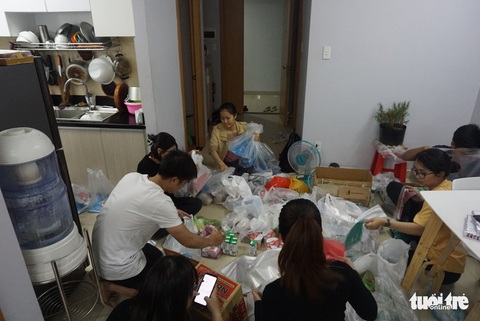 Bạn trẻ làm thiện nguyện: Ấm áp tình người sau đêm bão - Ảnh 5. Bạn trẻ làm thiện nguyện: Ấm áp tình người sau đêm bão - Ảnh 5.