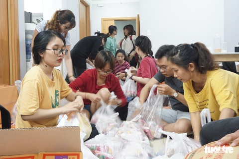 Bạn trẻ làm thiện nguyện: Ấm áp tình người sau đêm bão - Ảnh 7. Bạn trẻ làm thiện nguyện: Ấm áp tình người sau đêm bão - Ảnh 7.
