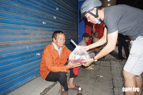 Bạn trẻ làm thiện nguyện: Ấm áp tình người sau đêm bão - Ảnh 9. Bạn trẻ làm thiện nguyện: Ấm áp tình người sau đêm bão - Ảnh 9.