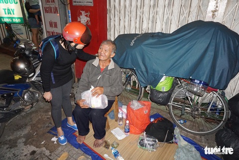 Bạn trẻ làm thiện nguyện: Ấm áp tình người sau đêm bão - Ảnh 13. Bạn trẻ làm thiện nguyện: Ấm áp tình người sau đêm bão - Ảnh 13.