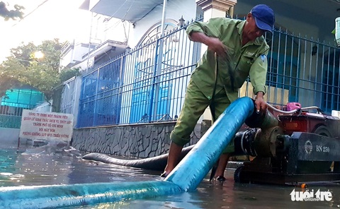 Sau mưa bão 2 ngày, dân vùng ven Sài Gòn vẫn bì bõm trong nước - Ảnh 11. Sau mưa bão 2 ngày, dân vùng ven Sài Gòn vẫn bì bõm trong nước - Ảnh 11.