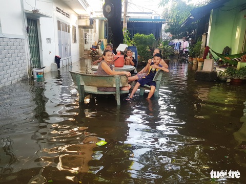 Sau mưa bão 2 ngày, dân vùng ven Sài Gòn vẫn bì bõm trong nước - Ảnh 9. Sau mưa bão 2 ngày, dân vùng ven Sài Gòn vẫn bì bõm trong nước - Ảnh 9.
