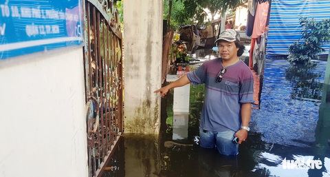 Sau mưa bão 2 ngày, dân vùng ven Sài Gòn vẫn bì bõm trong nước - Ảnh 1. Sau mưa bão 2 ngày, dân vùng ven Sài Gòn vẫn bì bõm trong nước - Ảnh 1.
