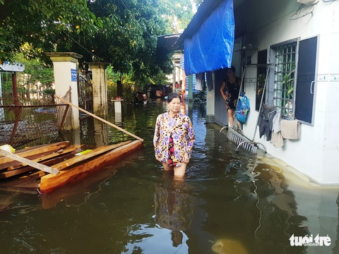 Sau mưa bão 2 ngày, dân vùng ven Sài Gòn vẫn bì bõm trong nước - Ảnh 3. Sau mưa bão 2 ngày, dân vùng ven Sài Gòn vẫn bì bõm trong nước - Ảnh 3.