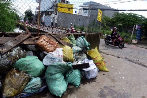 Rác ngập ngụa đường phố sau bão, xử lý sao? - Ảnh 7. Rác ngập ngụa đường phố sau bão, xử lý sao? - Ảnh 7.