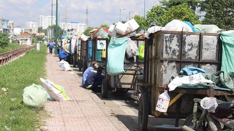 Rác ngập ngụa đường phố sau bão, xử lý sao? - Ảnh 15. Rác ngập ngụa đường phố sau bão, xử lý sao? - Ảnh 15.