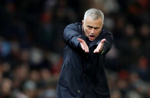 HLV Mourinho ‘nổ’, cổ động viên ngán ngẩm - Ảnh 1. HLV Mourinho ‘nổ’, cổ động viên ngán ngẩm - Ảnh 1.