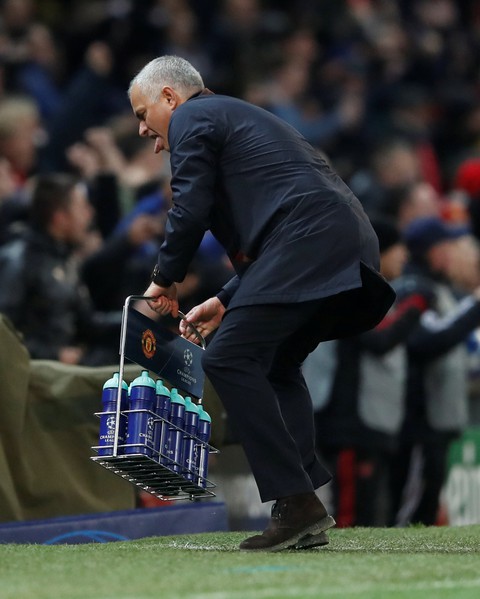 HLV Mourinho ăn mừng như ‘điên’ sau bàn thắng của Fellaini - Ảnh 4. HLV Mourinho ăn mừng như ‘điên’ sau bàn thắng của Fellaini - Ảnh 4.