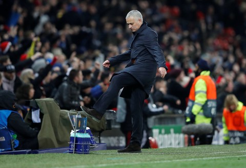 HLV Mourinho ăn mừng như ‘điên’ sau bàn thắng của Fellaini - Ảnh 3. HLV Mourinho ăn mừng như ‘điên’ sau bàn thắng của Fellaini - Ảnh 3.