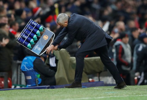 HLV Mourinho ăn mừng như ‘điên’ sau bàn thắng của Fellaini - Ảnh 6. HLV Mourinho ăn mừng như ‘điên’ sau bàn thắng của Fellaini - Ảnh 6.