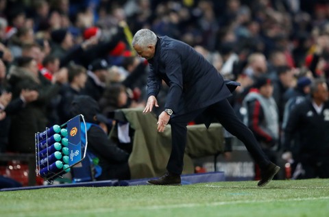 HLV Mourinho ăn mừng như ‘điên’ sau bàn thắng của Fellaini - Ảnh 7. HLV Mourinho ăn mừng như ‘điên’ sau bàn thắng của Fellaini - Ảnh 7.