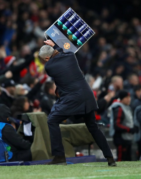 HLV Mourinho ăn mừng như ‘điên’ sau bàn thắng của Fellaini - Ảnh 5. HLV Mourinho ăn mừng như ‘điên’ sau bàn thắng của Fellaini - Ảnh 5.