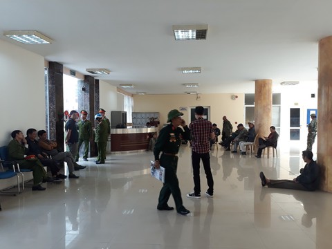 Đòi mua vé trận Việt Nam-Philippines, cổ động viên làm loạn ở trụ sở VFF - Ảnh 3. Đòi mua vé trận Việt Nam-Philippines, cổ động viên làm loạn ở trụ sở VFF - Ảnh 3.