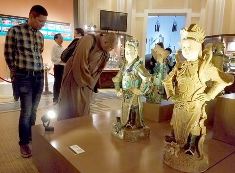 Nét cũ dấu xưa - cuộc trình diễn cổ vật độc lạ của giới sưu tập Sài Gòn - Ảnh 6. Nét cũ dấu xưa - cuộc trình diễn cổ vật độc lạ của giới sưu tập Sài Gòn - Ảnh 6.