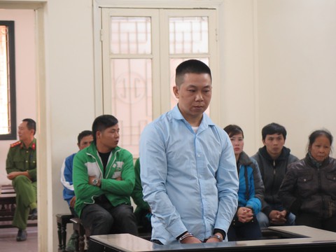 Tài xế taxi hất cảnh sát lên nắp capô lãnh 10 năm tù - Ảnh 1. Tài xế taxi hất cảnh sát lên nắp capô lãnh 10 năm tù - Ảnh 1.