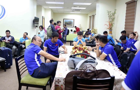 Tuyển VN mất gần 4 tiếng đồng hồ mới có thể nhập cảnh Philippines - Ảnh 3. Tuyển VN mất gần 4 tiếng đồng hồ mới có thể nhập cảnh Philippines - Ảnh 3.