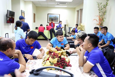Tuyển VN mất gần 4 tiếng đồng hồ mới có thể nhập cảnh Philippines - Ảnh 4. Tuyển VN mất gần 4 tiếng đồng hồ mới có thể nhập cảnh Philippines - Ảnh 4.