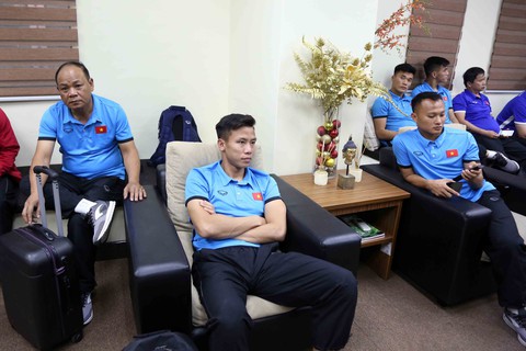 Tuyển VN mất gần 4 tiếng đồng hồ mới có thể nhập cảnh Philippines - Ảnh 6. Tuyển VN mất gần 4 tiếng đồng hồ mới có thể nhập cảnh Philippines - Ảnh 6.