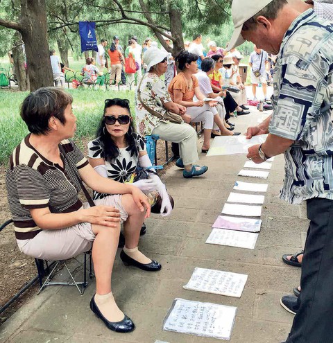 Cha mẹ Trung Quốc ‘giải ế’ cho con cái ở chợ hôn nhân - Ảnh 2. Cha mẹ Trung Quốc ‘giải ế’ cho con cái ở chợ hôn nhân - Ảnh 2.