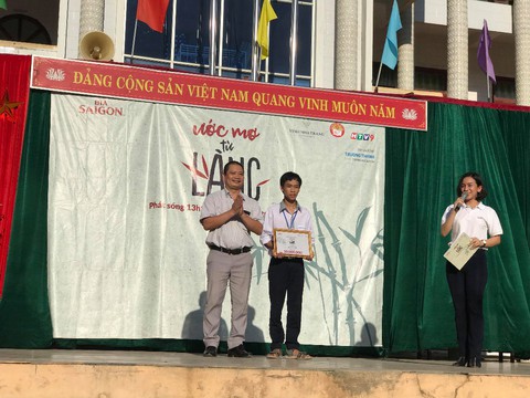 Học bổng của Bia Saigon đến với các em học sinh nghèo miền Trung - Ảnh 1. Học bổng của Bia Saigon đến với các em học sinh nghèo miền Trung - Ảnh 1.
